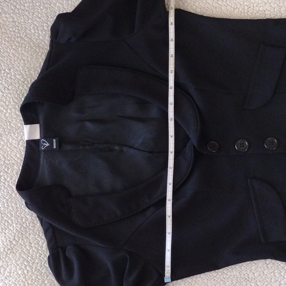 Windsor Cropped Blazer. Size Medium - Picture 3 of 5